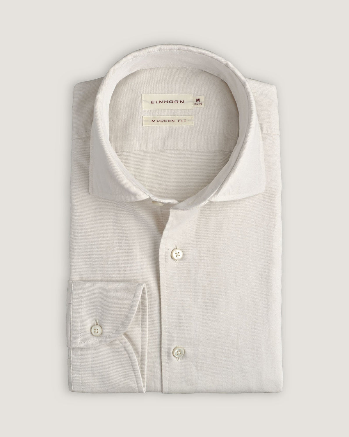 Das Einhorn Hemd Modern Fit Gewaschen Off White kombiniert zeitlose Schlichtheit mit moderner Raffinesse.