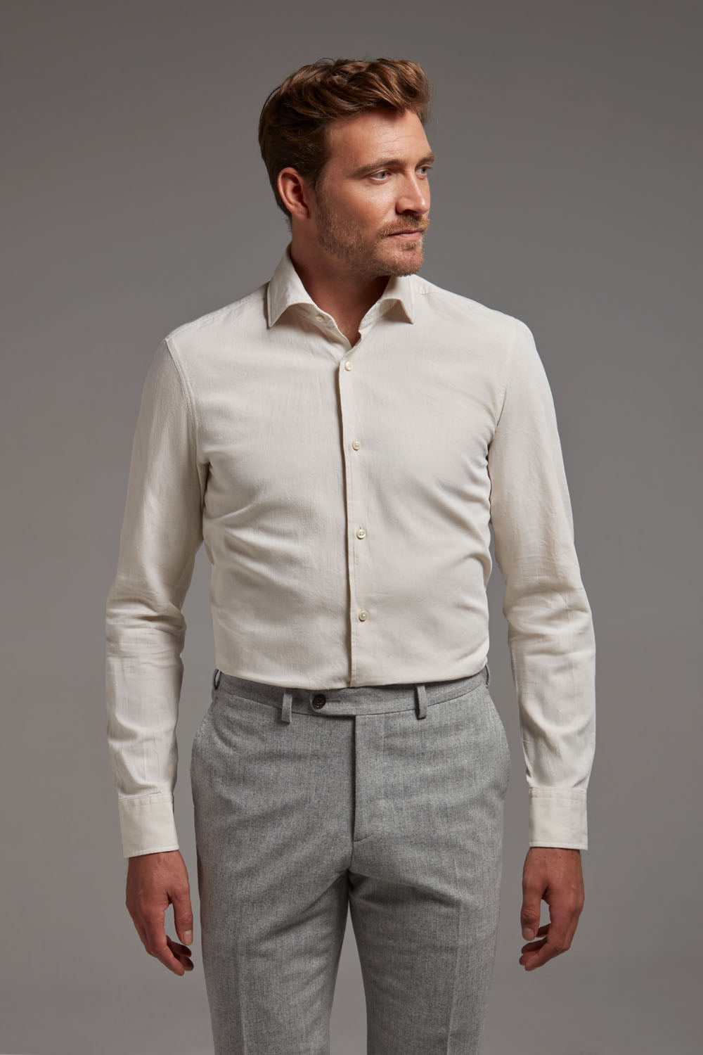 Das Einhorn Hemd Modern Fit Gewaschen Off White kombiniert zeitlose Schlichtheit mit moderner Raffinesse.