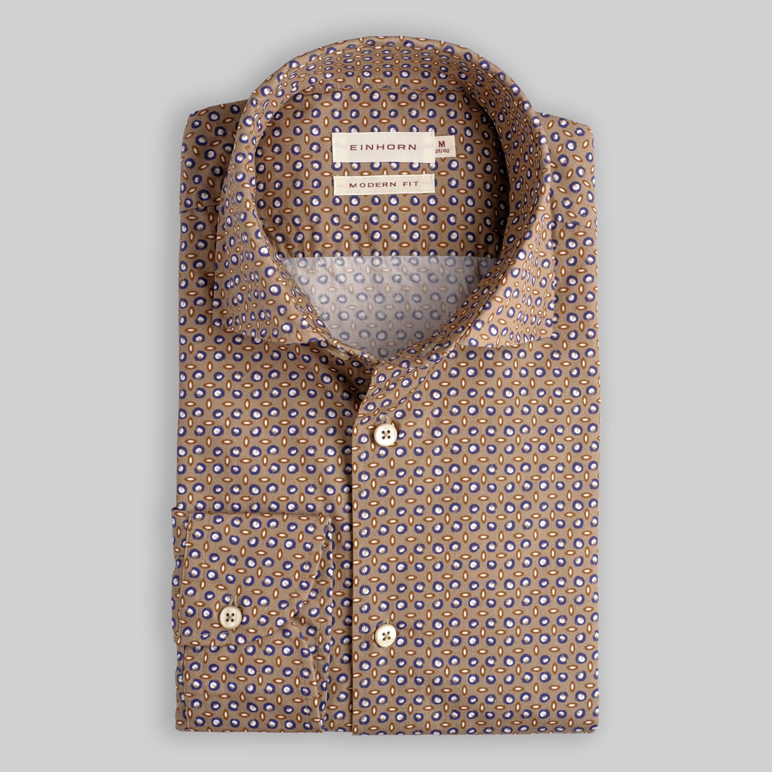 Dieses Einhorn Hemd mit geometrischem Print in Beige, Marineblau und Weiß kombiniert klassische Eleganz mit moderner Leichtigkeit.