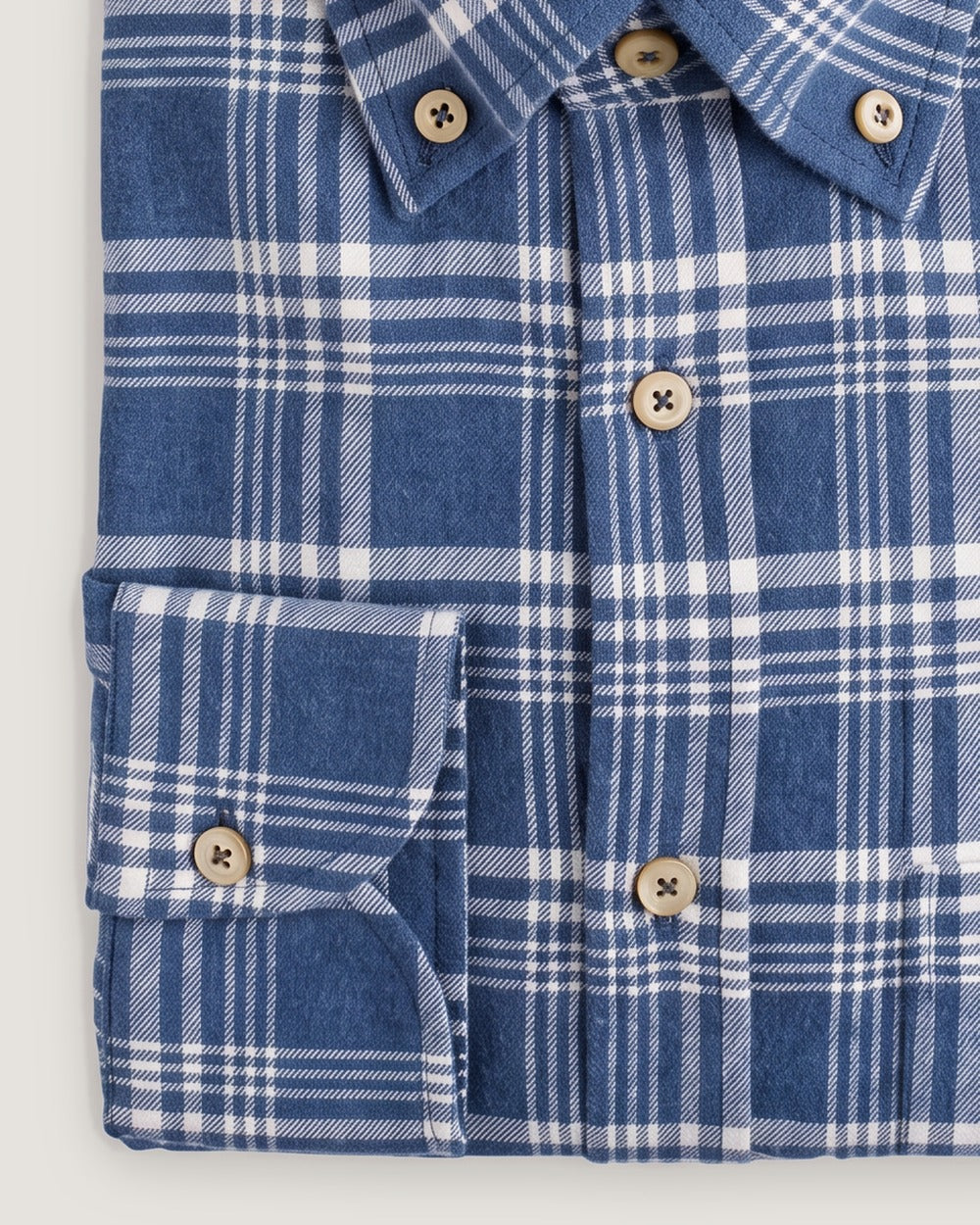 Hemd Modern Fit Flanell Check Blau mit Button Down und Brusttasche, Detail Manschette und Stoff