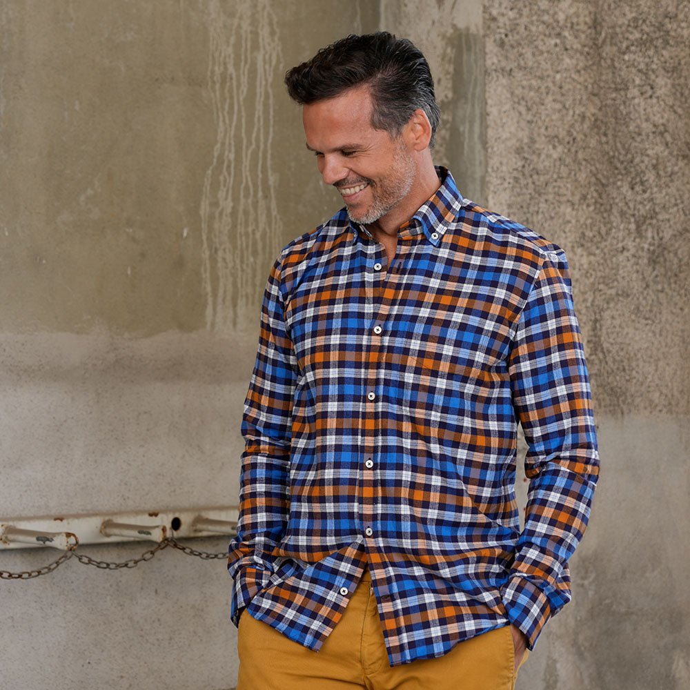Weiches Flanellhemd im Modern Fit mit großem Karomuster – 100 % Baumwolle, Button-Down-Kragen & lange Ärmel. Warm, bequem & ideal für Herbst & Freizeit.