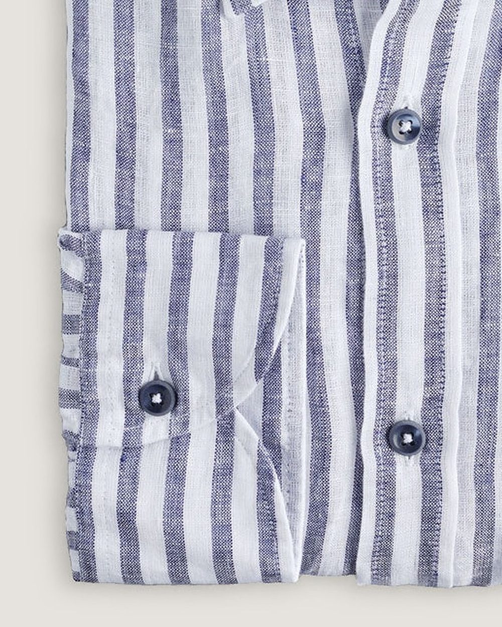 Leinenhemd Modern Fit Button Down Navy mit Brusttasche, Detail Manschette und Stoff