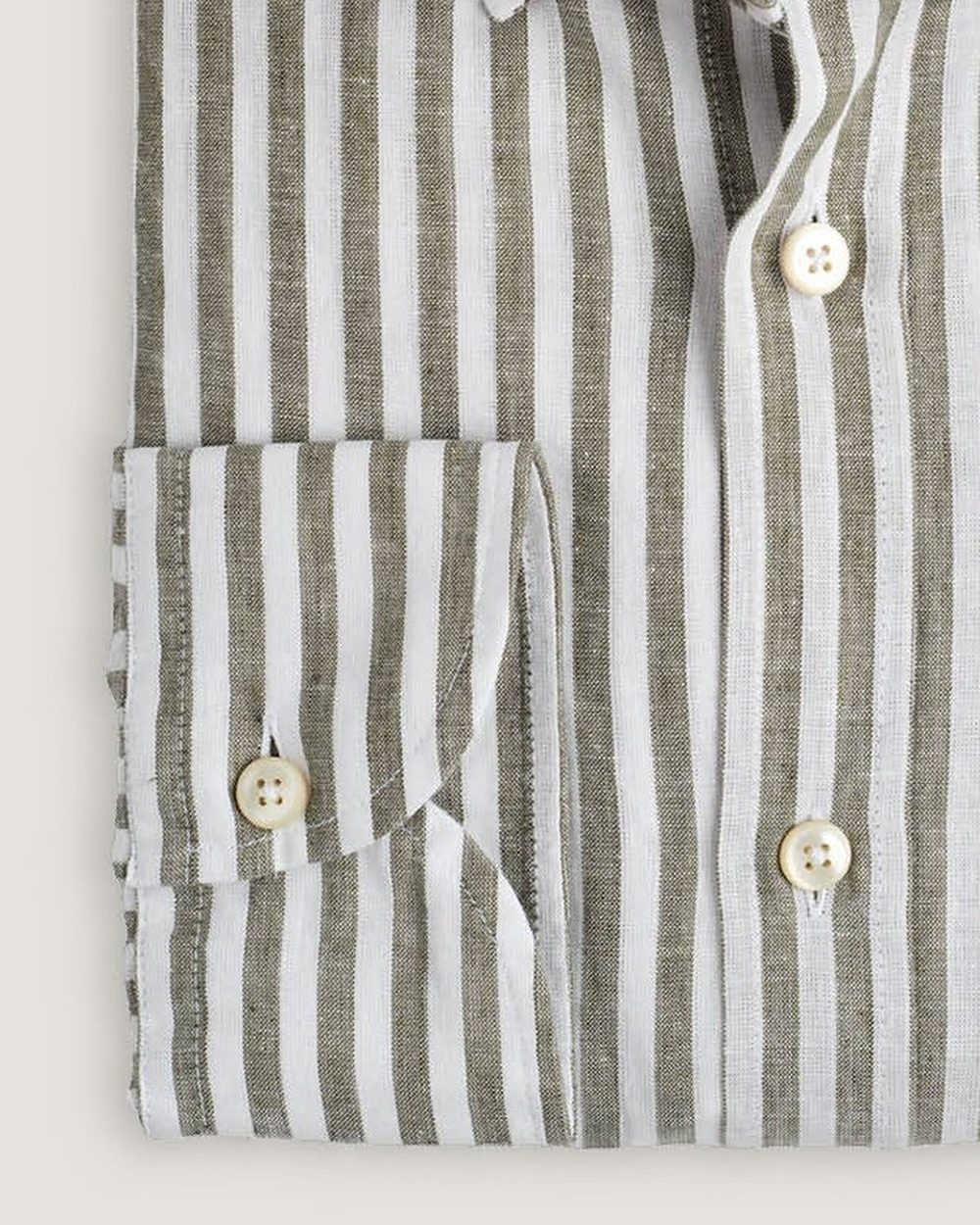 Leinenhemd Modern Fit Button Down Olive Gestreift, Detail Manschette und Stoff