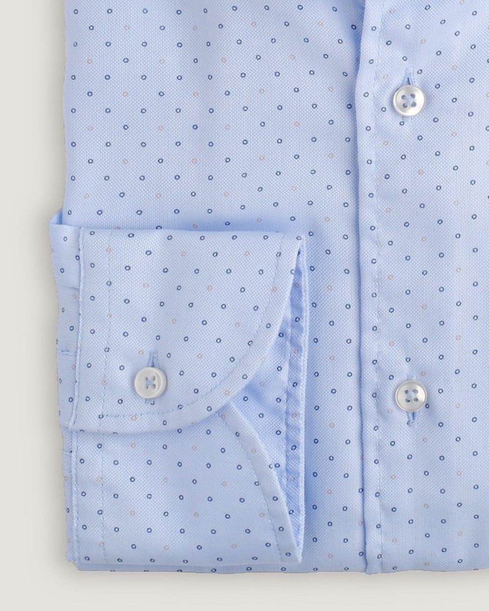 Hemd Modern Fit Mikroprint Blau, Detail Manschette und Stoff