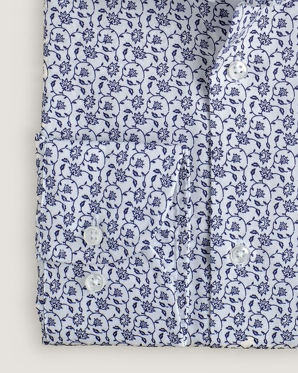 Hemd Modern Fit Non Iron Blumenprint Blau, Detail Manschette und Stoff