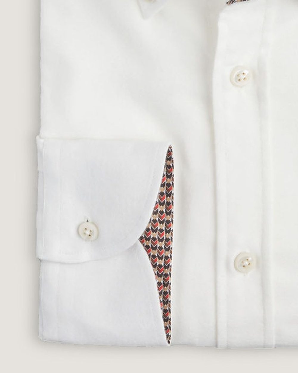 Hemd Modern Fit Weiss mit Kontrastbesatz, Detail Manschette und Stoff