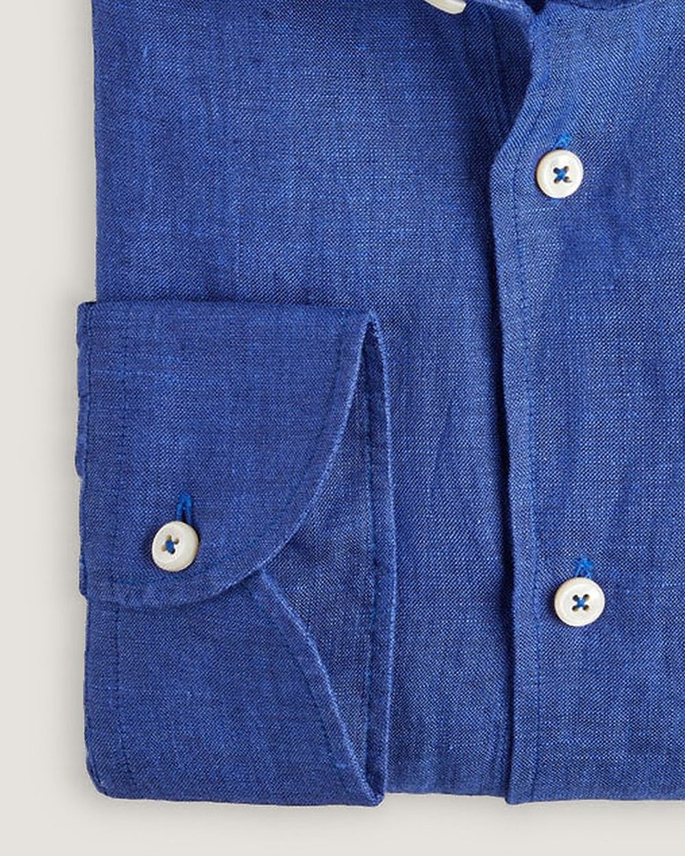 Leinenhemd Modern Fit Blau, Detail Manschette und Stoff