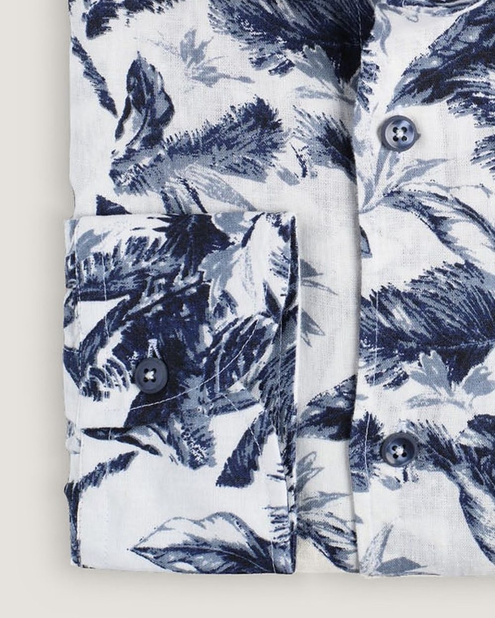 Leinenhemd Modern Fit Palmenprint, Detail Manschette und Stoff