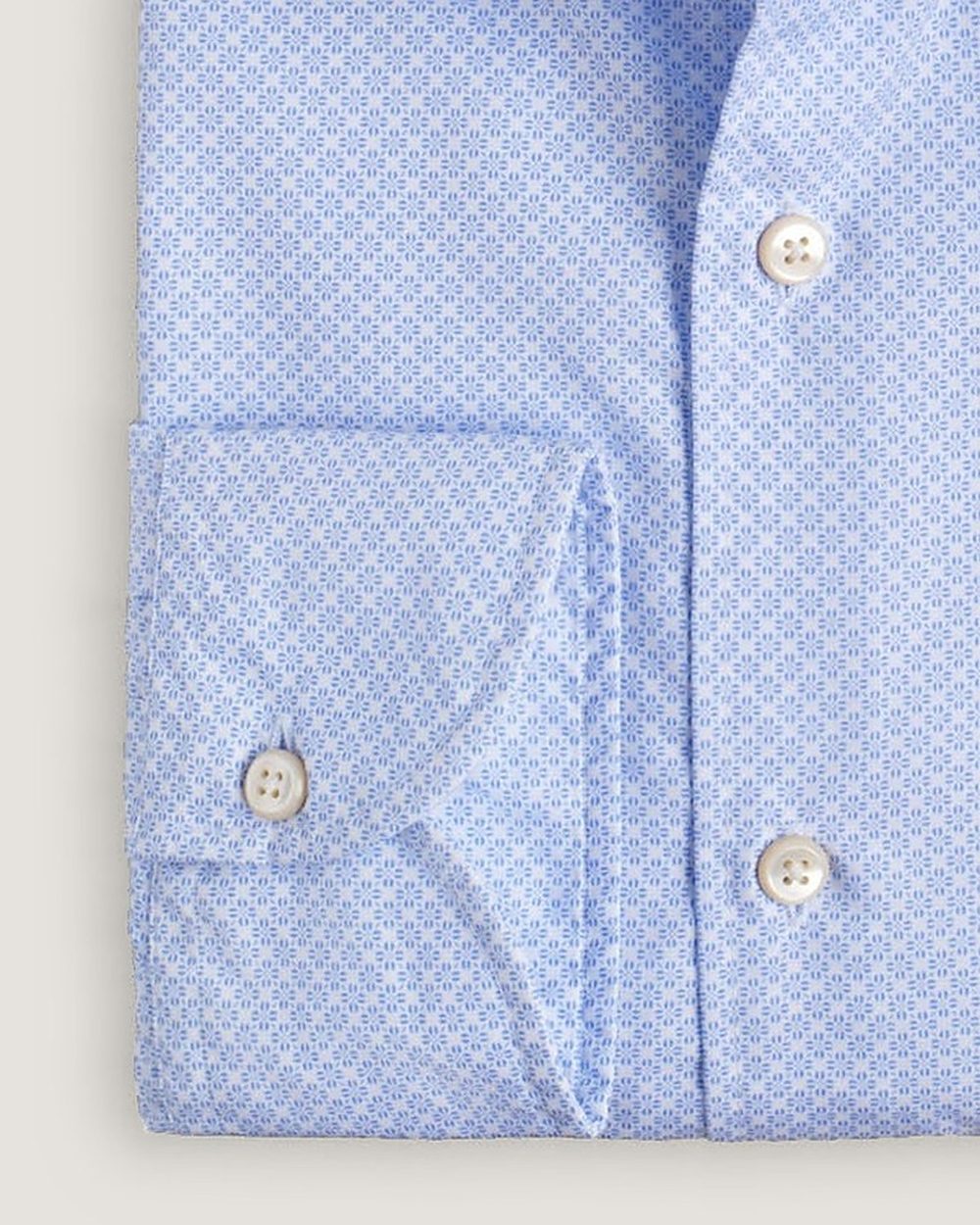 Hemd Modern Fit Mikroprint Blau, Detail Manschette und Stoff