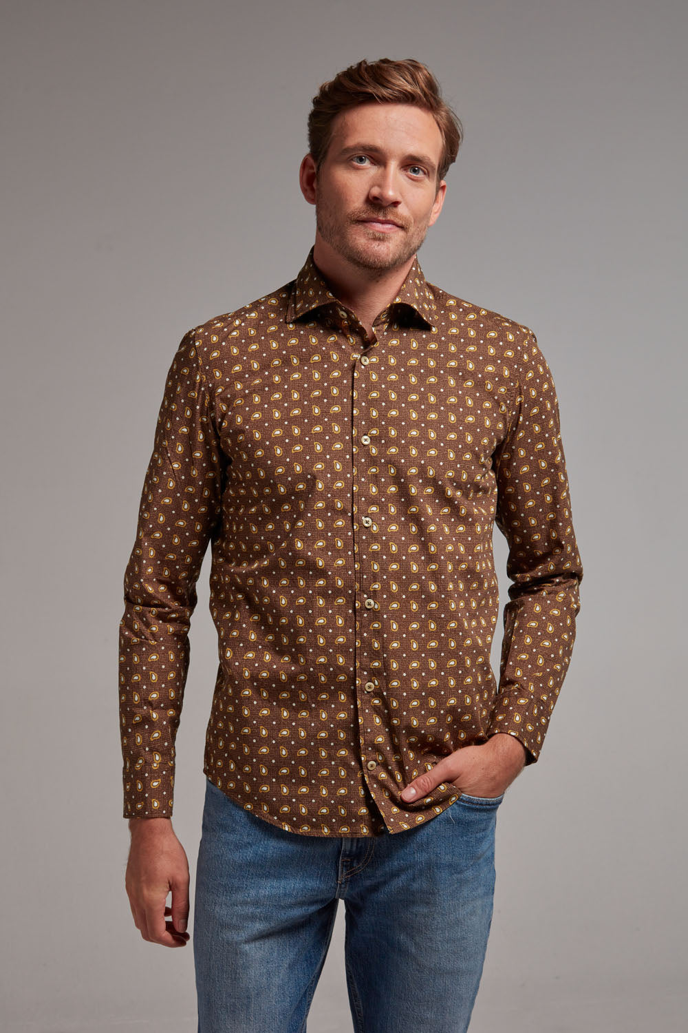 Dieses Einhorn Hemd mit Paisley-Print in Braun und Gelb bringt Charakter und Eleganz in jeden Look.