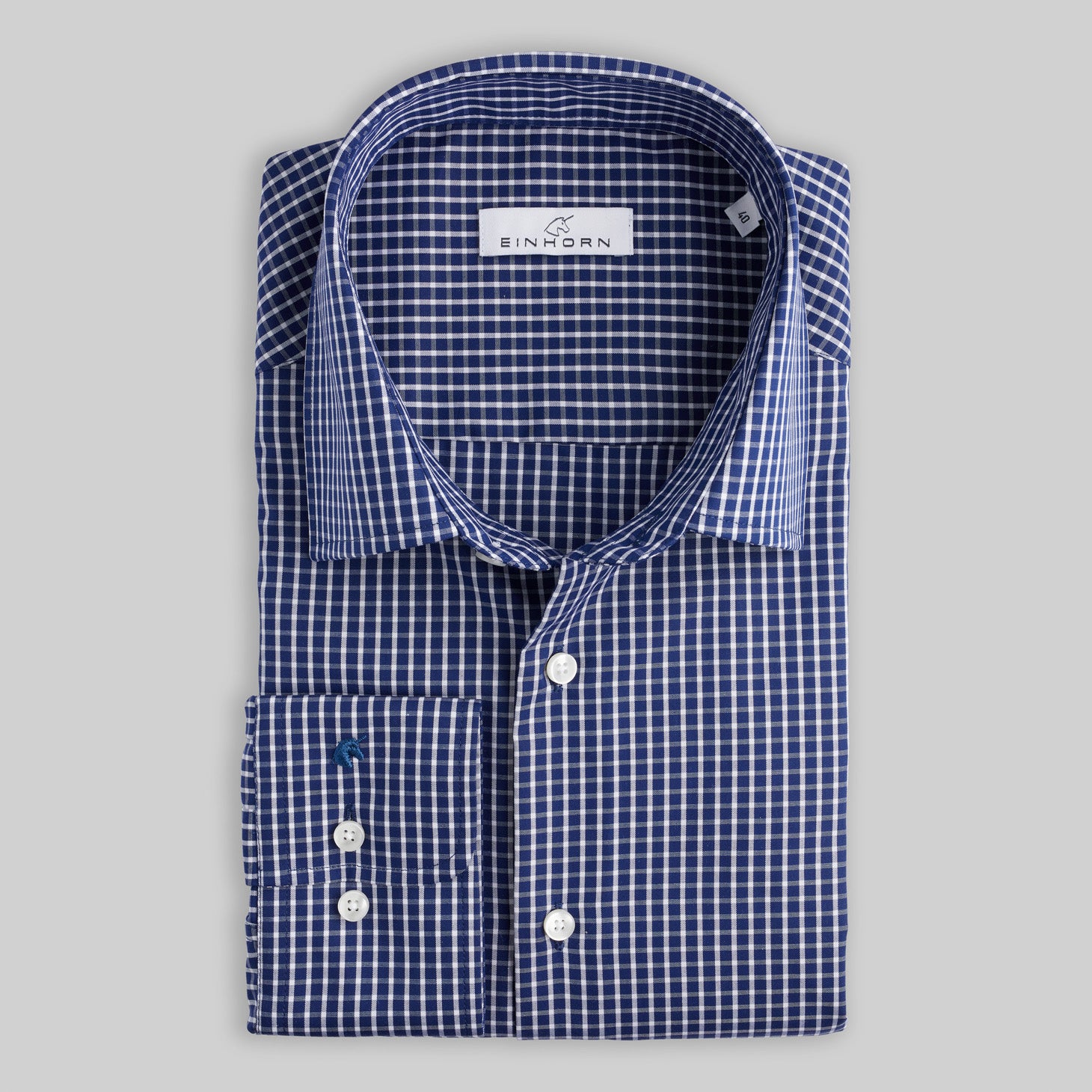 Das Einhorn Hemd Regular Fit Non Iron Karo Navy vereint traditionelles Design mit moderner Pflegeleichtigkeit.