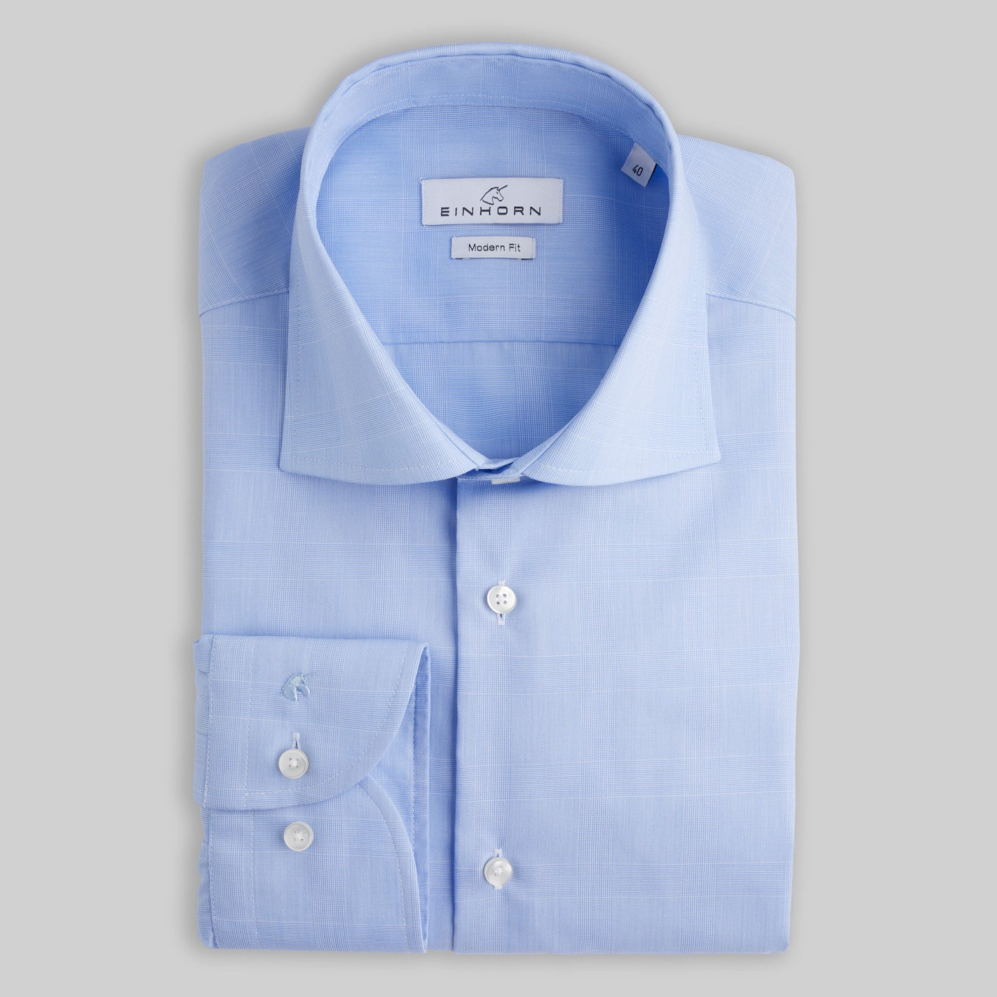 Das Einhorn Hemd Modern Fit Non Iron Karo Blau kombiniert klassische Musterung mit modernem Komfort.