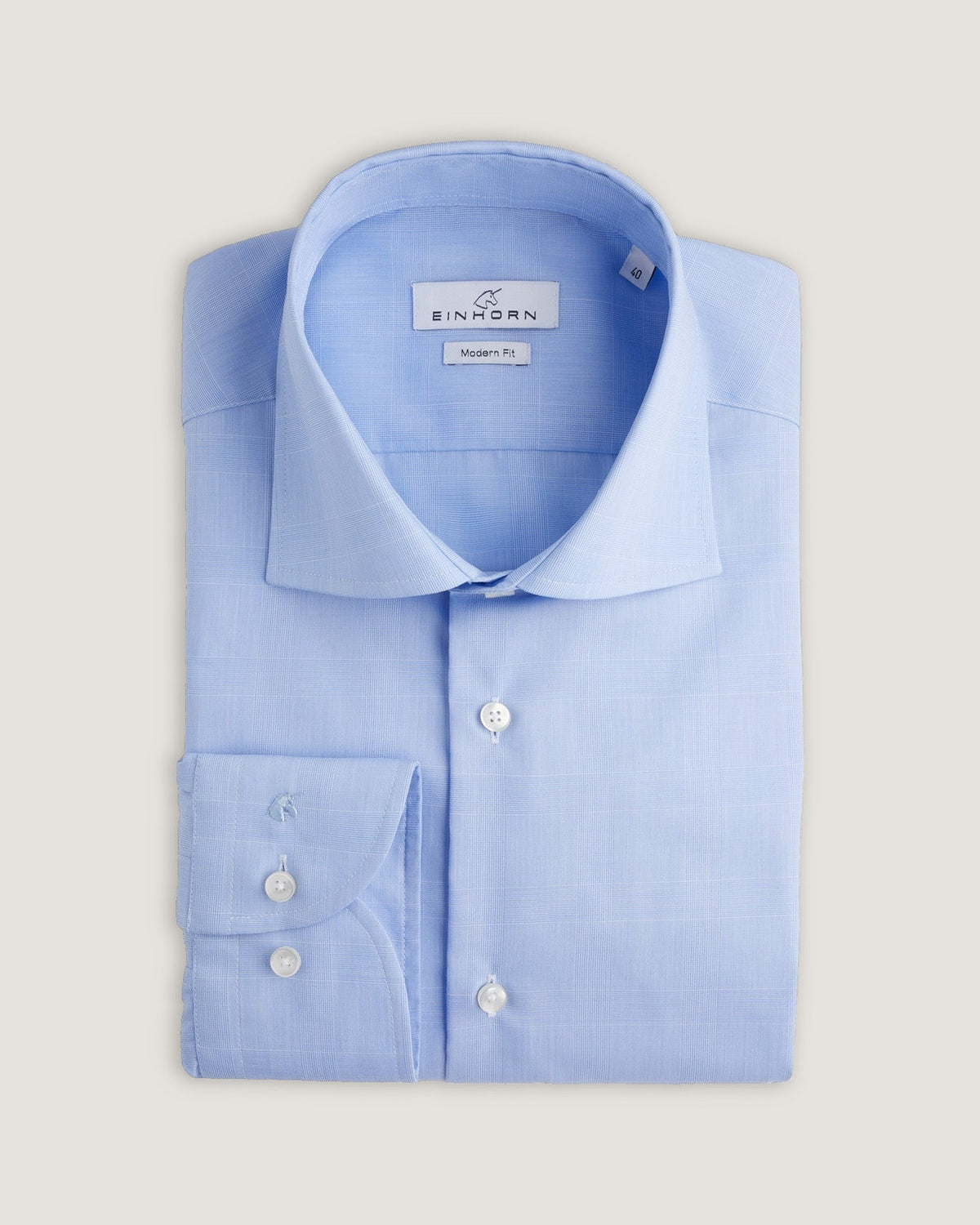 Das Einhorn Hemd Modern Fit Non Iron Karo Blau kombiniert klassische Musterung mit modernem Komfort.