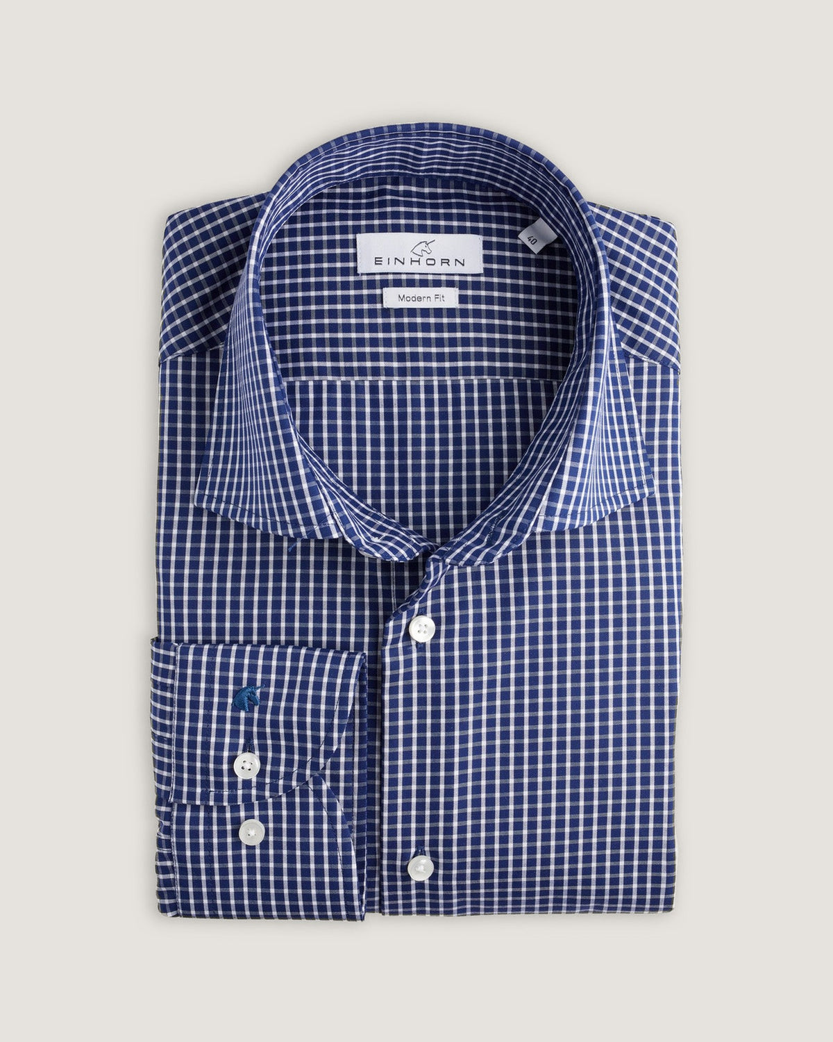 Das Einhorn Hemd Modern Fit Non Iron Karo Navy kombiniert traditionellen Stil mit moderner Pflegeleichtigkeit.