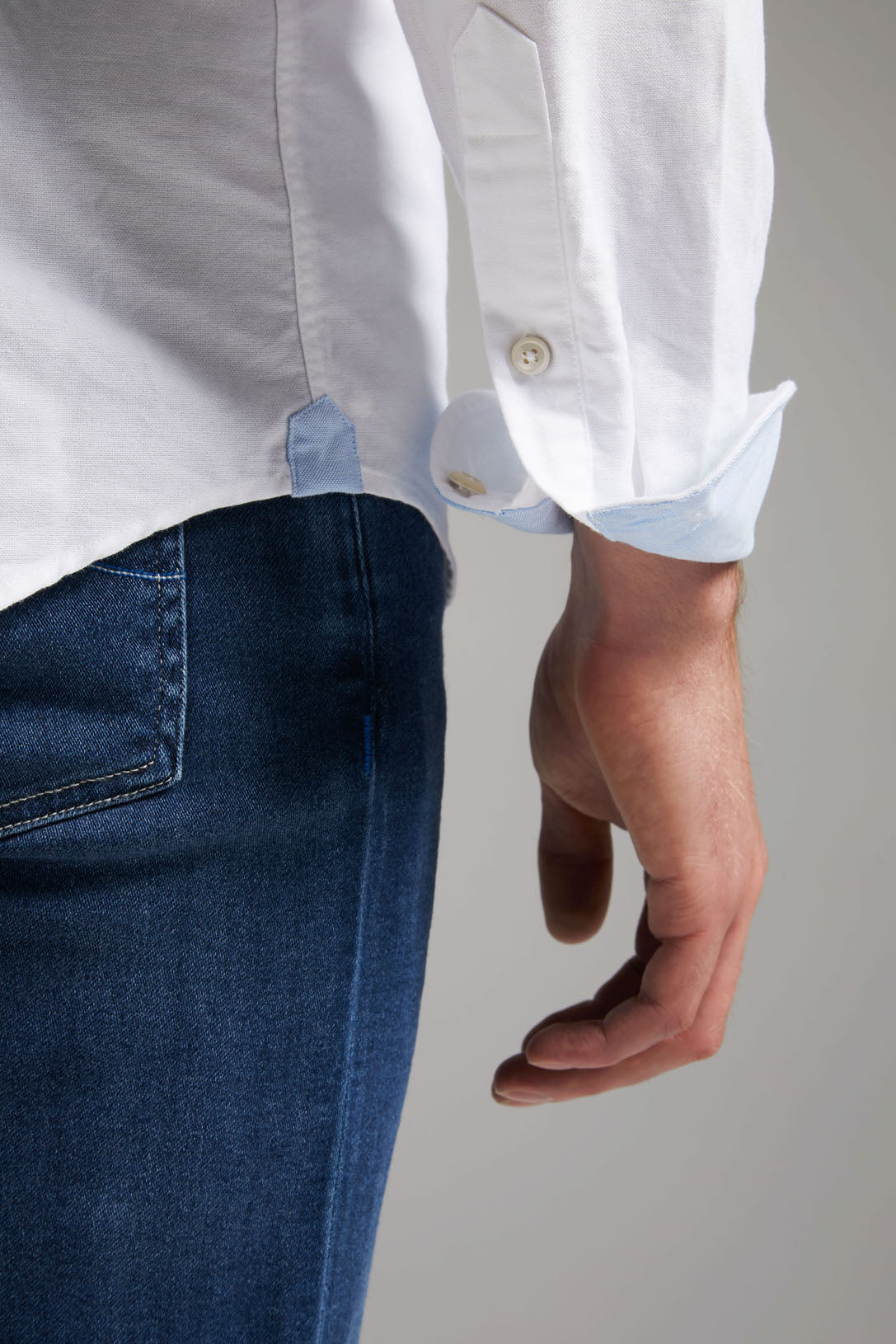 Dieses weiße Oxfordhemd ist ein zeitloses Essential, das Eleganz und Textur perfekt verbindet.