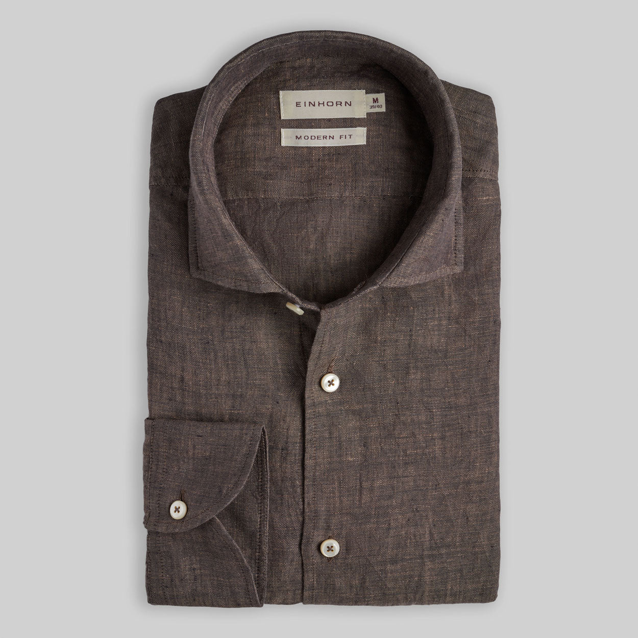 Braunes Leinenhemd Modern Fit mit Haikragen – 100 % Leinen, atmungsaktiv, natürlich & stilvoll. Perfekt für Sommer, Freizeit & Business Casual.