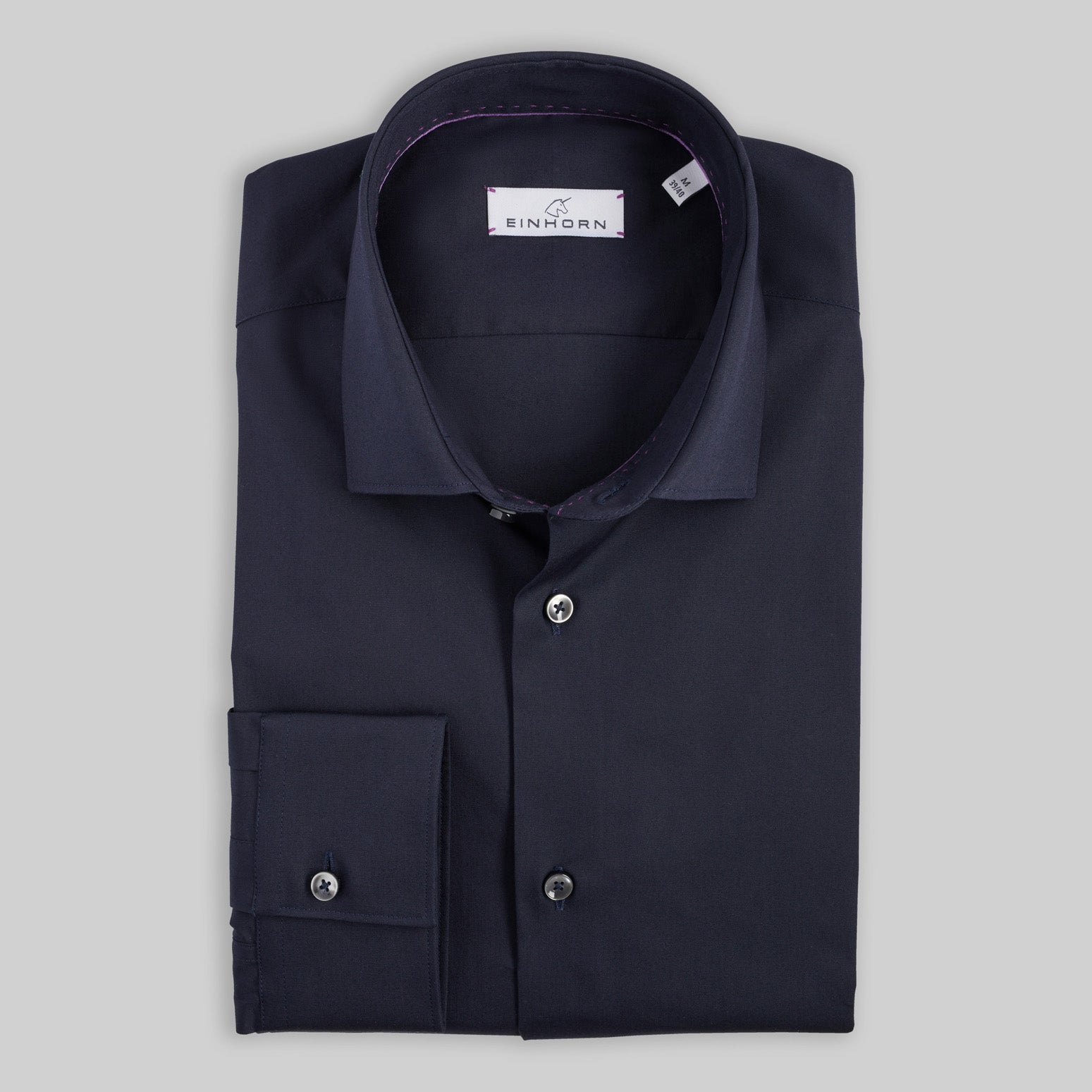 Dieses Hemd in tiefem Navyblau ist ein stilvoller Ersatz für den klassischen Pullover und verleiht jedem Outfit eine moderne, gepflegte Note.