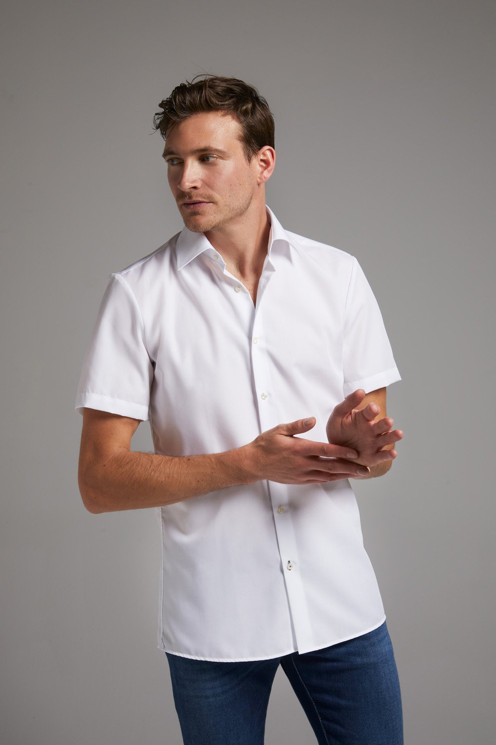 Das weisse Einhorn Kurzarmhemd Modern Fit Non Iron Weiss ist die perfekte Wahl für warme Tage.