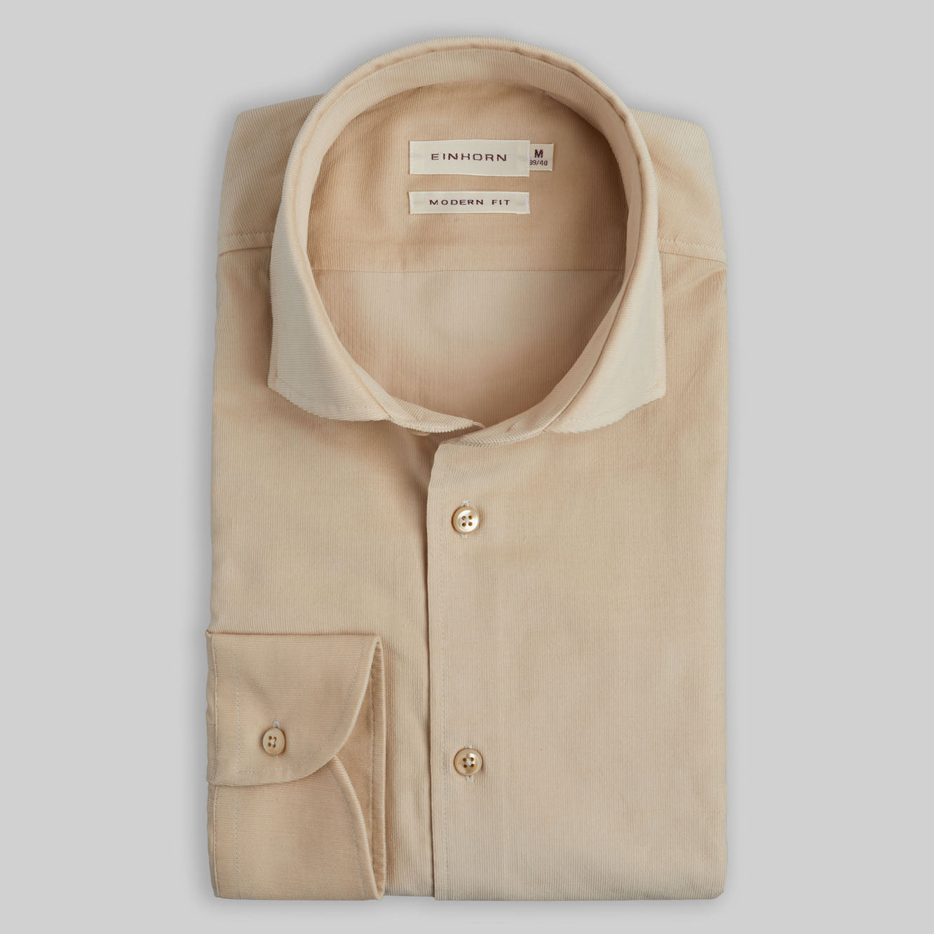 Das Einhorn Hemd Modern Fit Babykord Beige überzeugt durch seine dezente Farbgebung und den feinen Cordstoff.