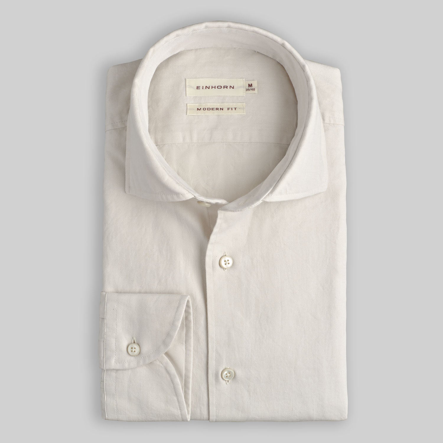 Das Einhorn Hemd Modern Fit Gewaschen Off White kombiniert zeitlose Schlichtheit mit moderner Raffinesse.