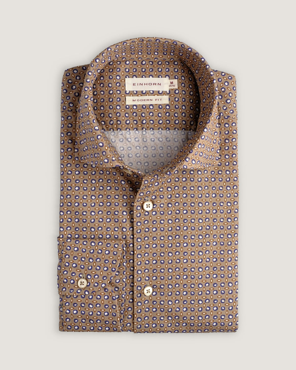Dieses Einhorn Hemd mit geometrischem Print in Beige, Marineblau und Weiß kombiniert klassische Eleganz mit moderner Leichtigkeit.