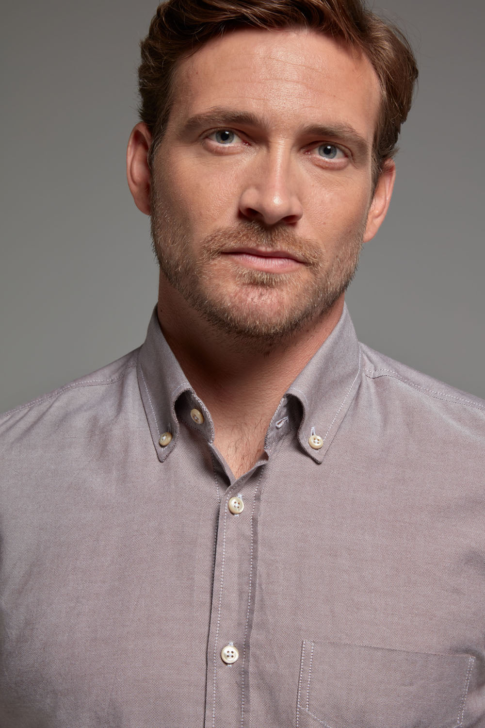 Dieses Einhorn Oxford-Hemd in Braun-Weiß ist der perfekte Allrounder für Business-Casual und gepflegte Freizeitlooks.