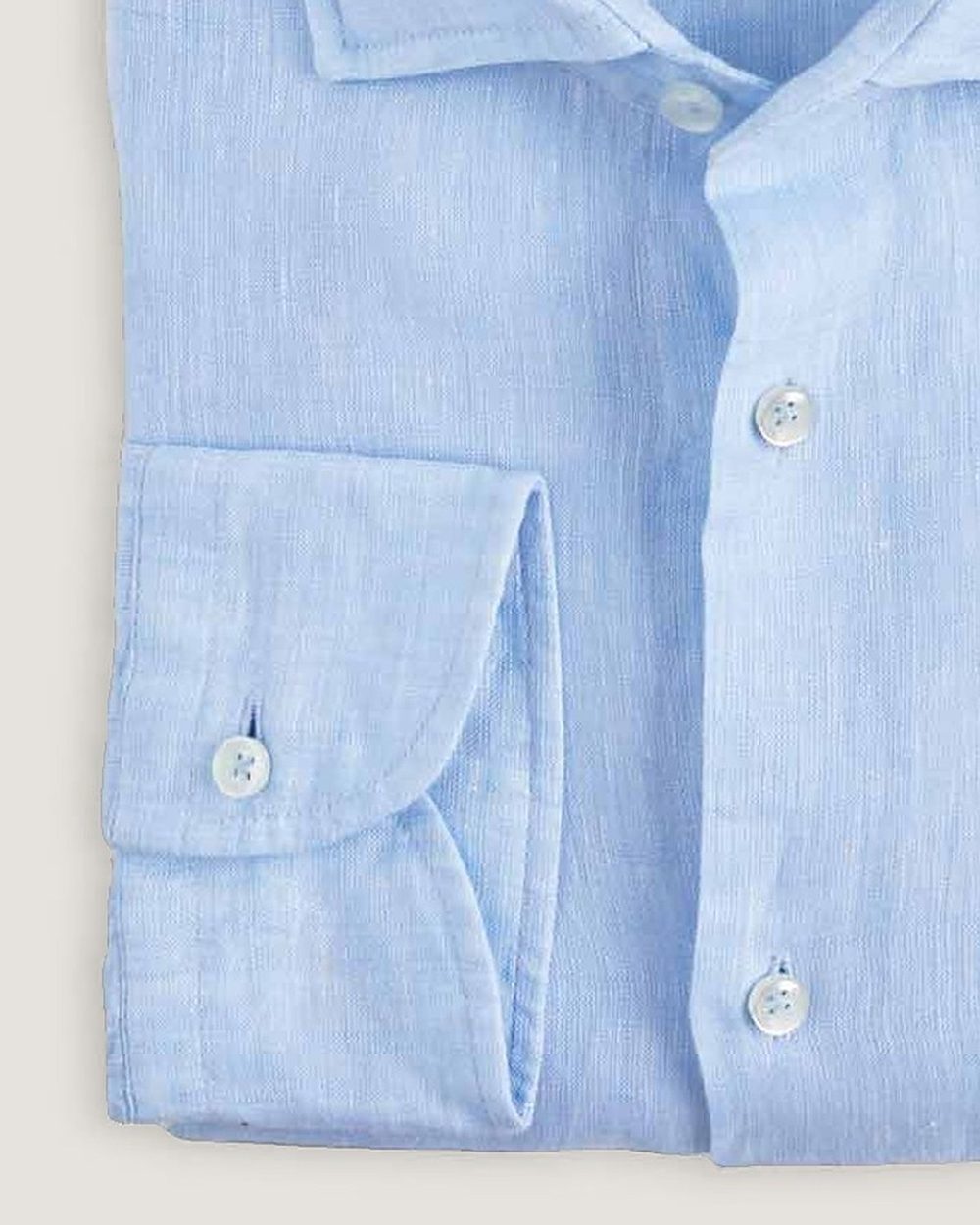 Leinenhemd Modern Fit Hellblau, Detail Manschette und Stoff