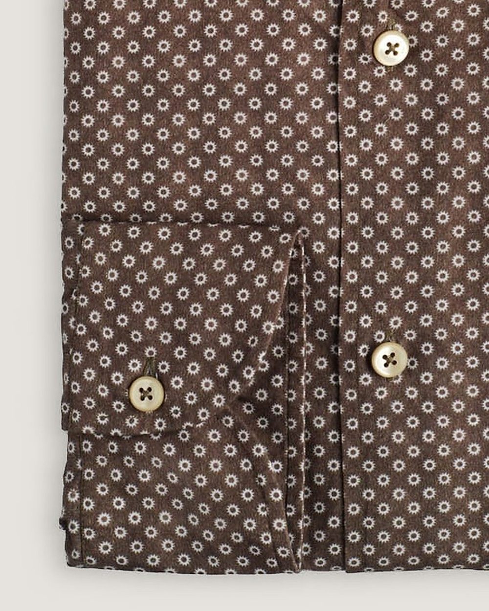 Hemd Modern Fit Gewaschen Print Braun/Weiss, Detail Manschette und Stoff