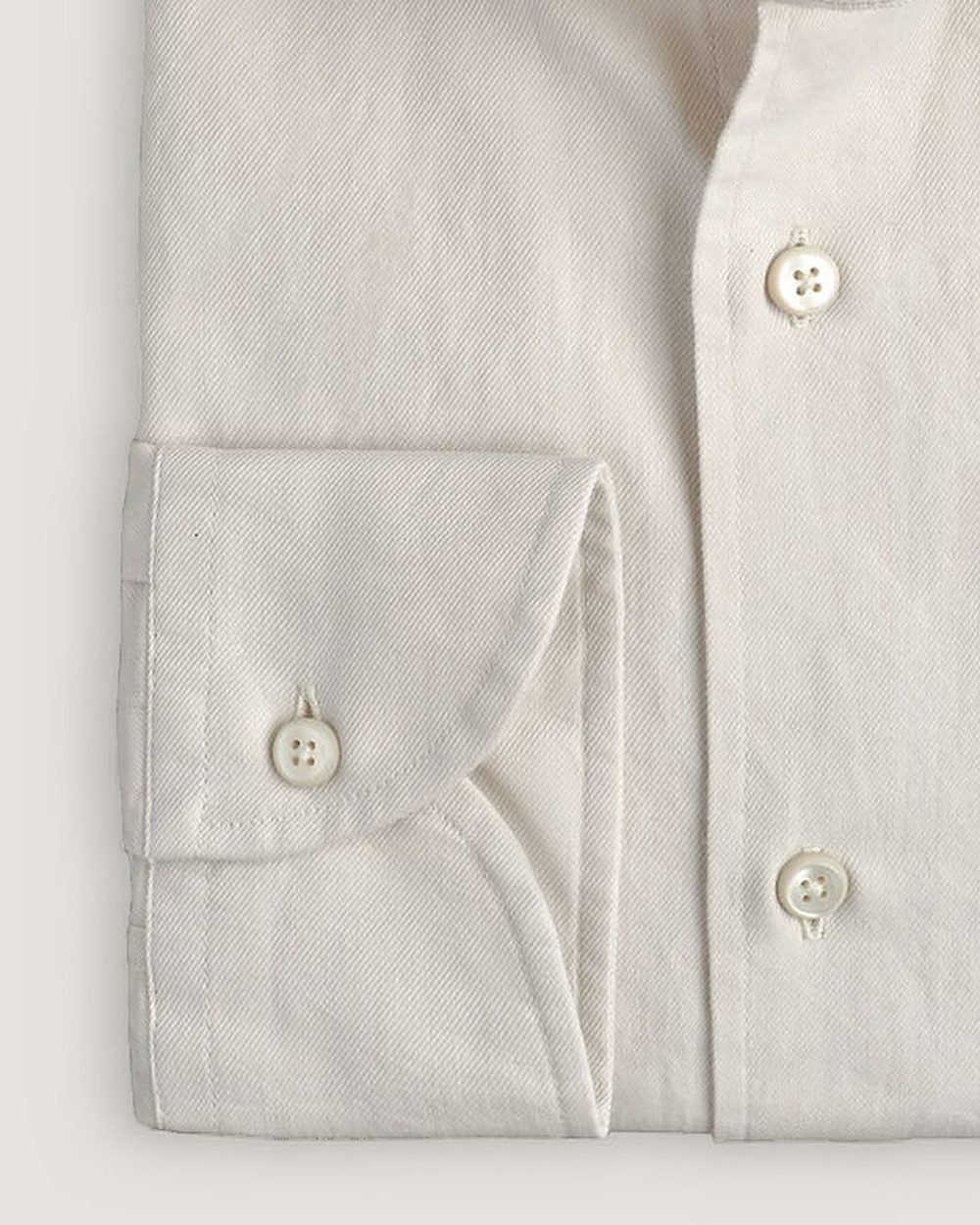 Hemd Modern Fit Gewaschen Off-White, Detail Manschette und Stoff
