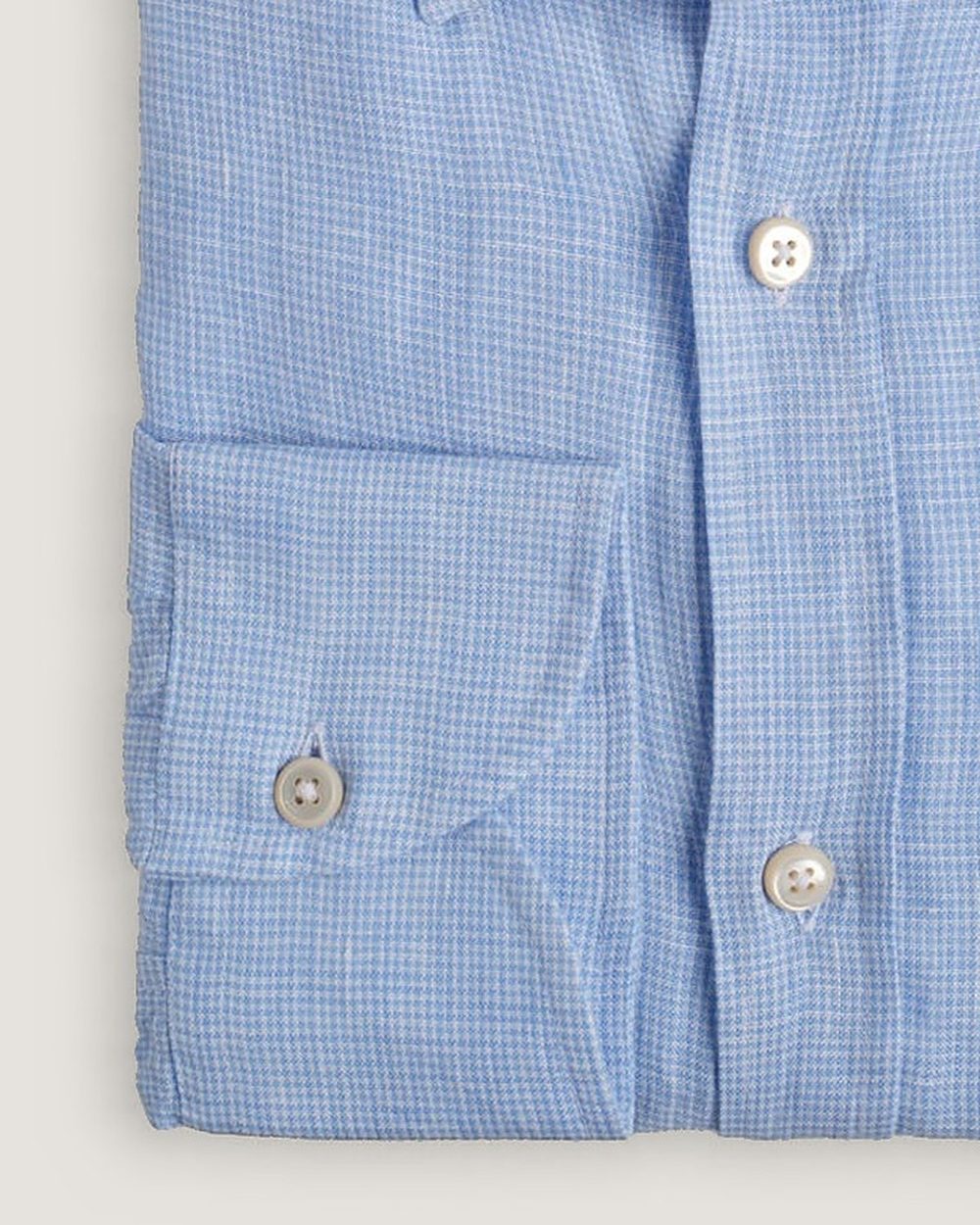 Leinenhemd Modern Fit Hellblau mit Brusttasche, Detail Manschette und Stoff