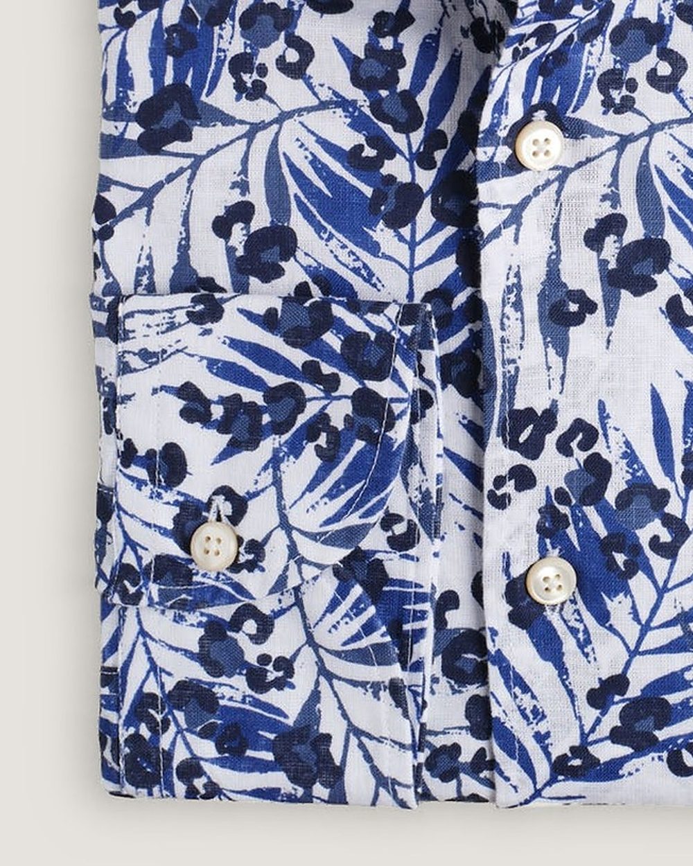 Hemd Modern Fit Blumenprint Blau, Detail Manschette und Stoff