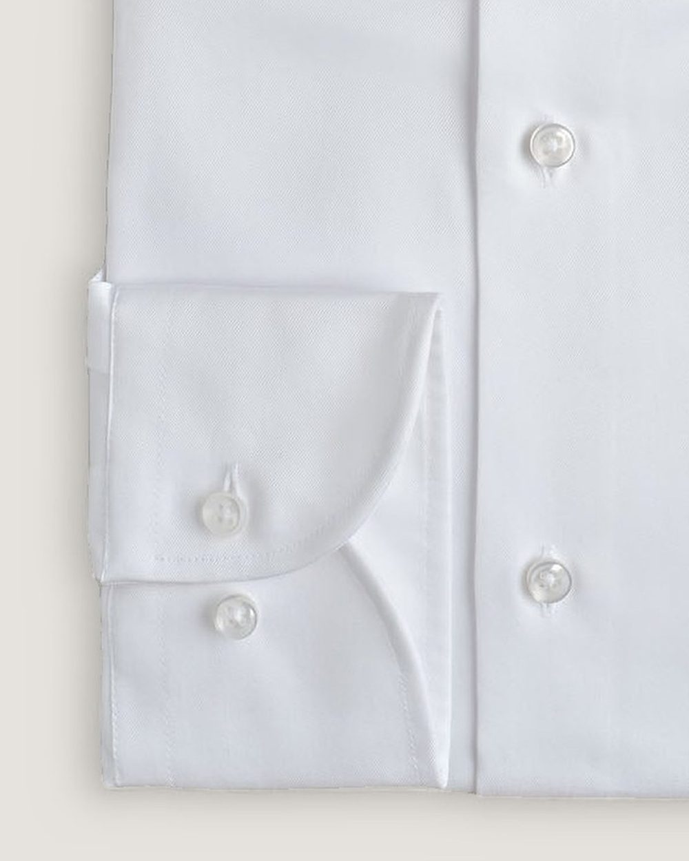 Hemd Modern Fit Twill Non Iron Weiss, Detail Manschette und Stoff