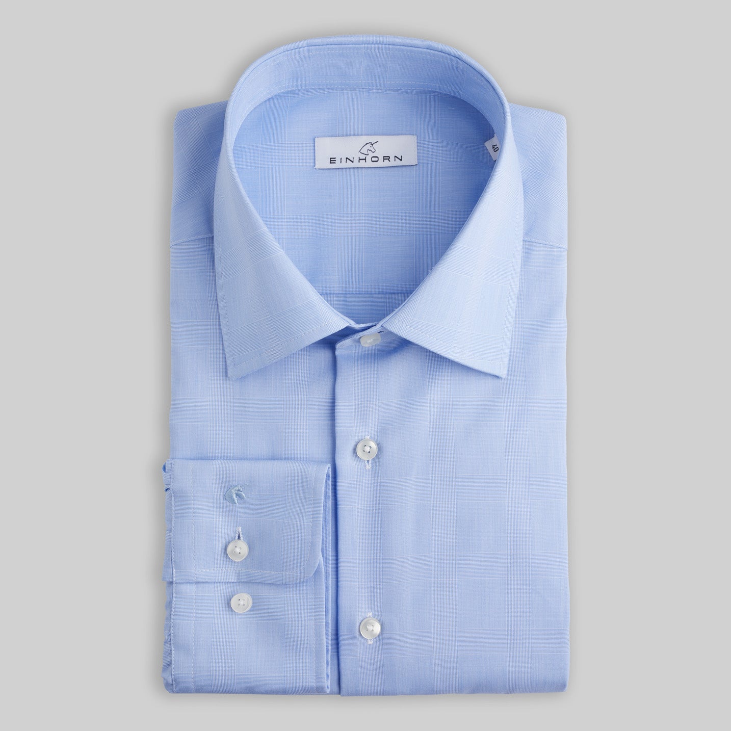Das Einhorn Hemd Regular Fit Non Iron Karo Blau kombiniert traditionelle Musterung mit moderner Pflegeleichtigkeit.