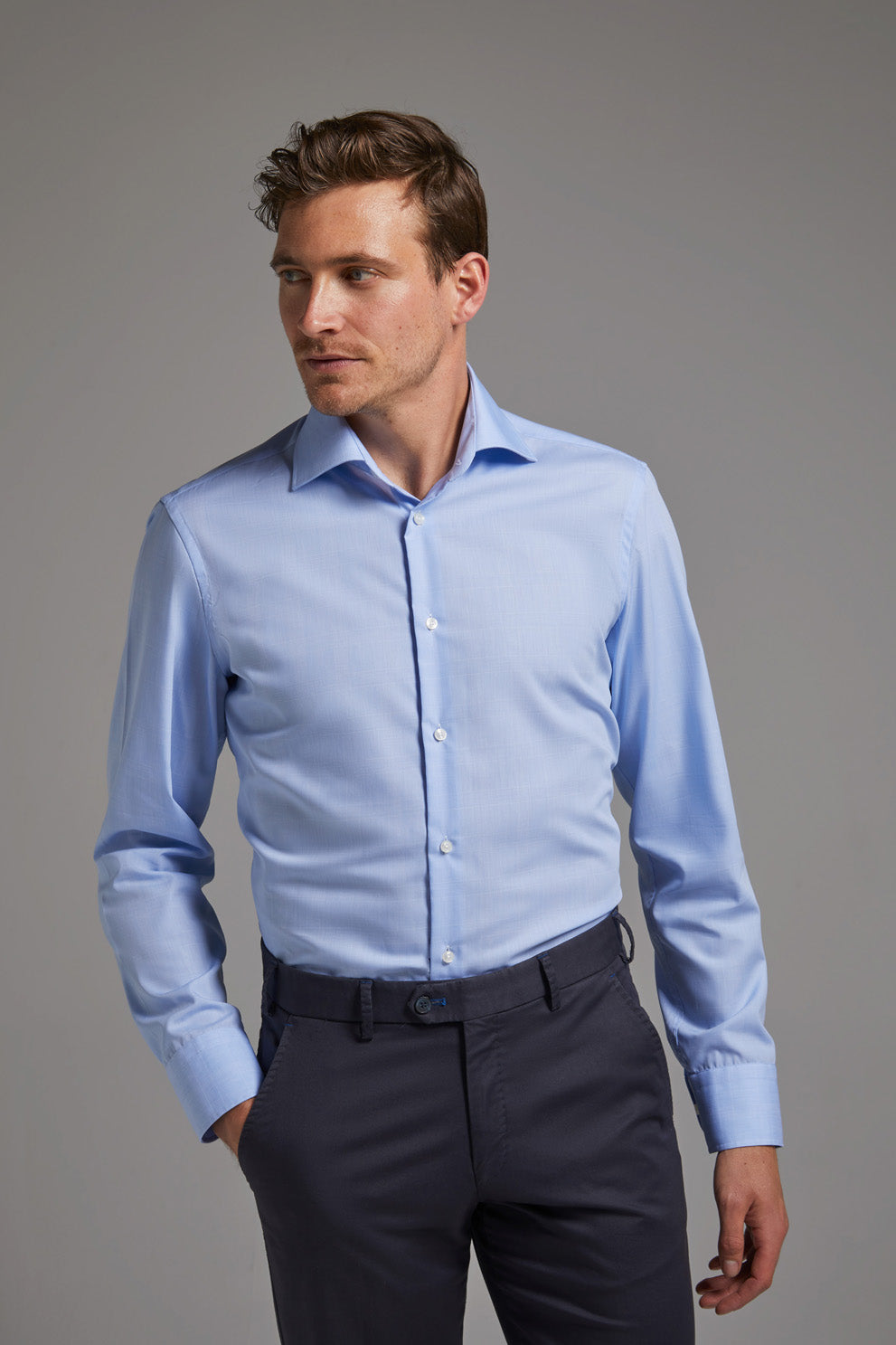 Das Einhorn Hemd Modern Fit Non Iron Karo Blau kombiniert klassische Musterung mit modernem Komfort.