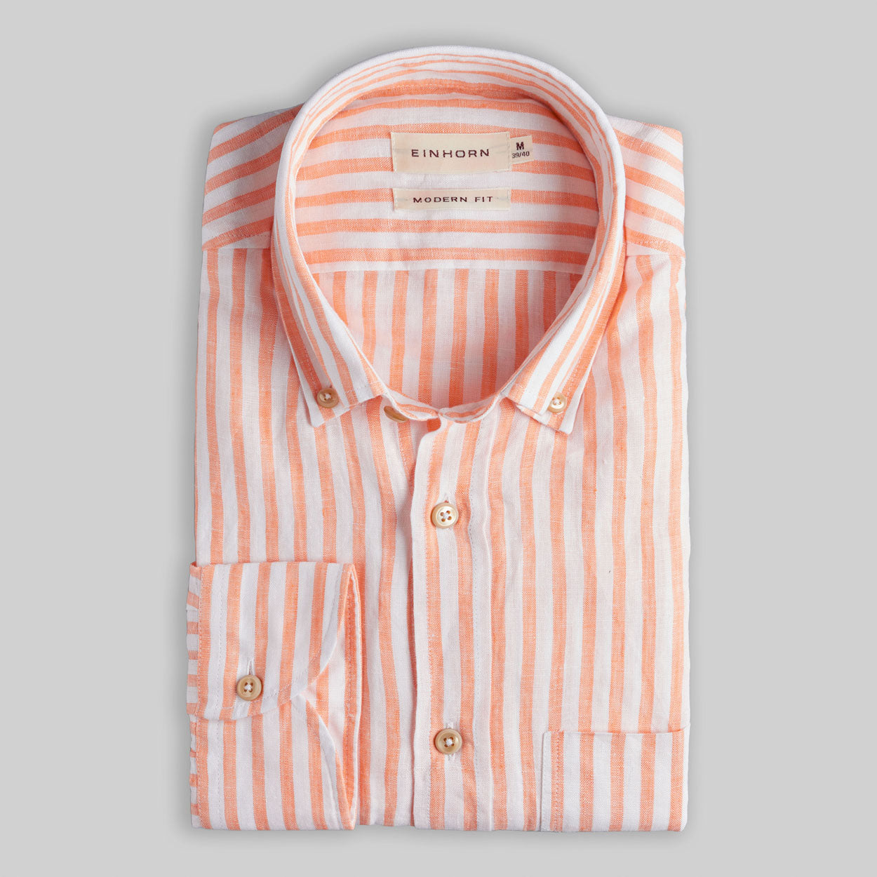 Das Einhorn Leinenhemd Orange Modern Fit Button Down steht für sommerliche Leichtigkeit und natürliche Eleganz.