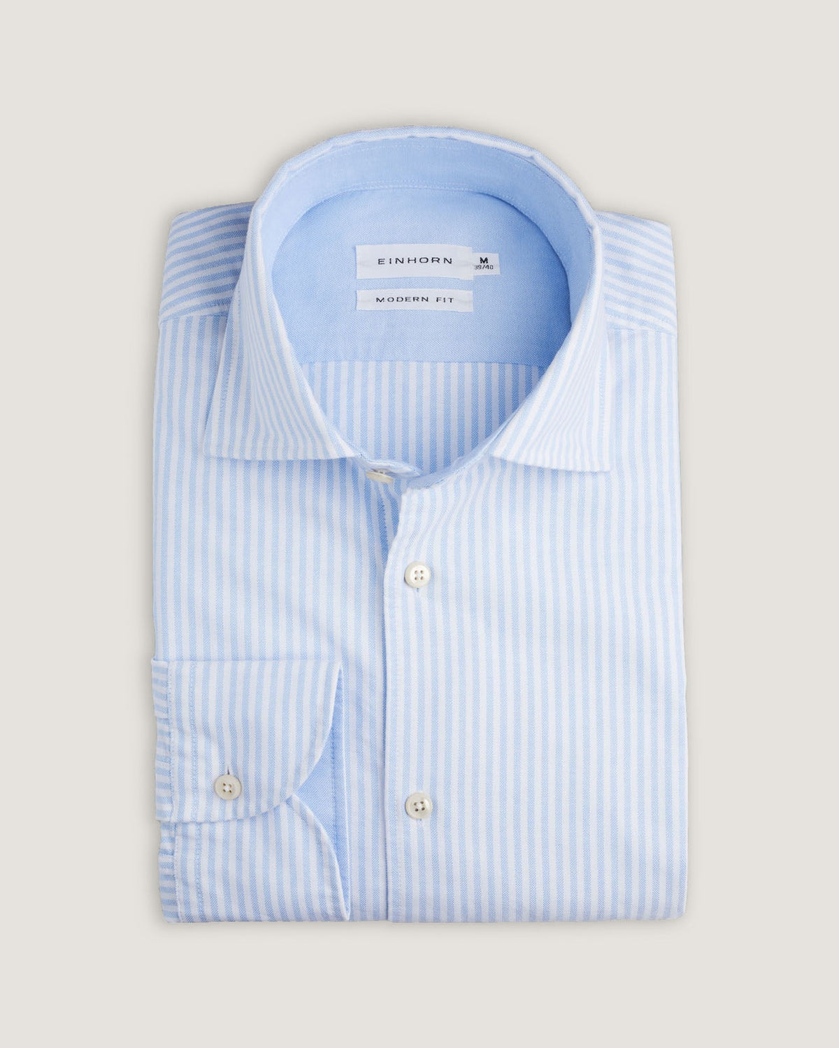 Das Oxfordhemd Modern Fit Hellblau mit Streifen von Einhorn vereint Tradition und Moderne in einem Kleidungsstück. 